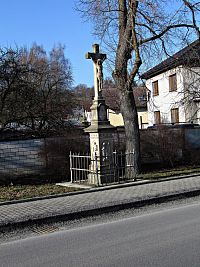 kříž na okraji obce
