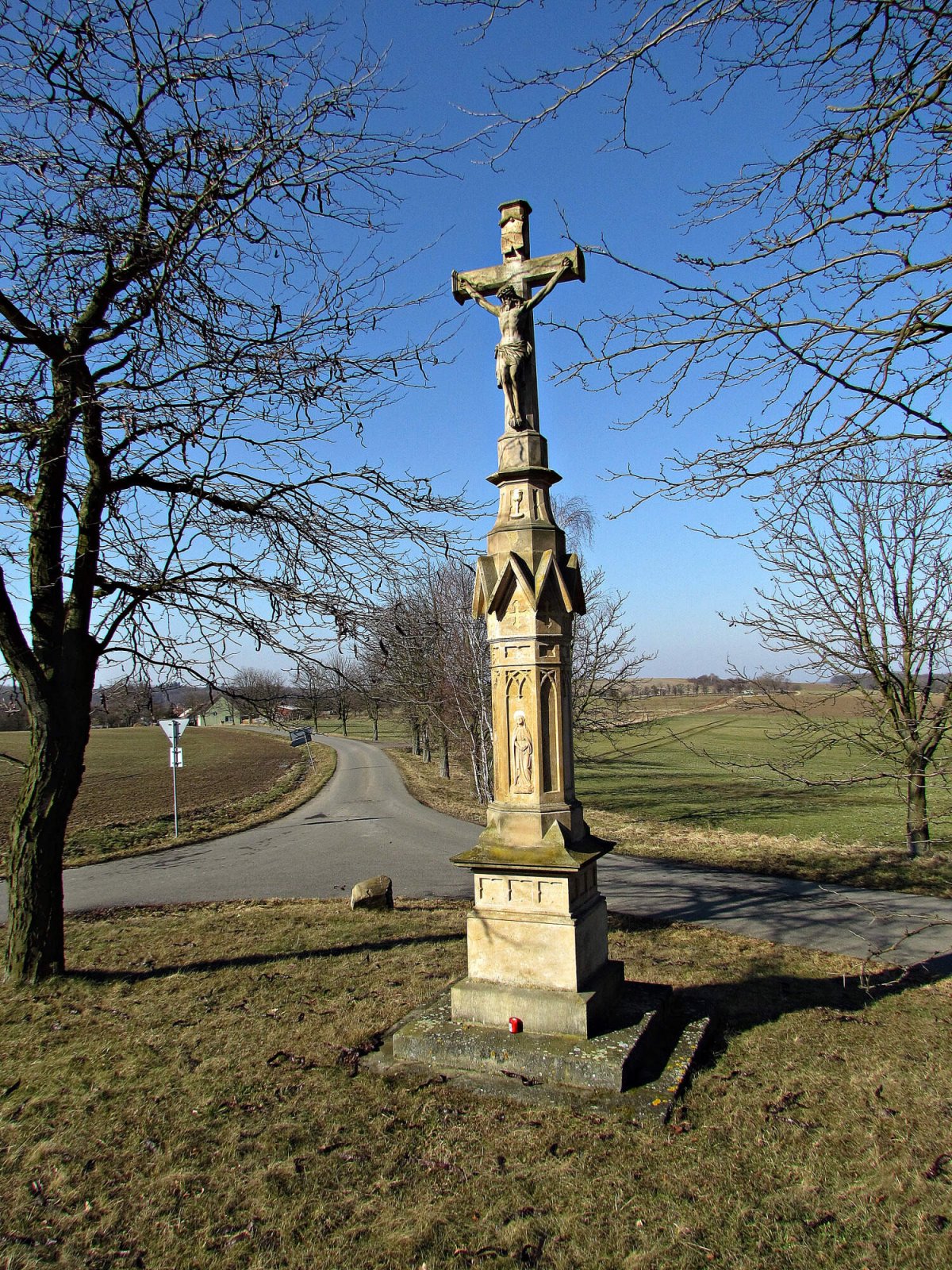 Mrlínek - Kříž a pomník naproti žalovu