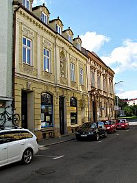 část ulice před mostem