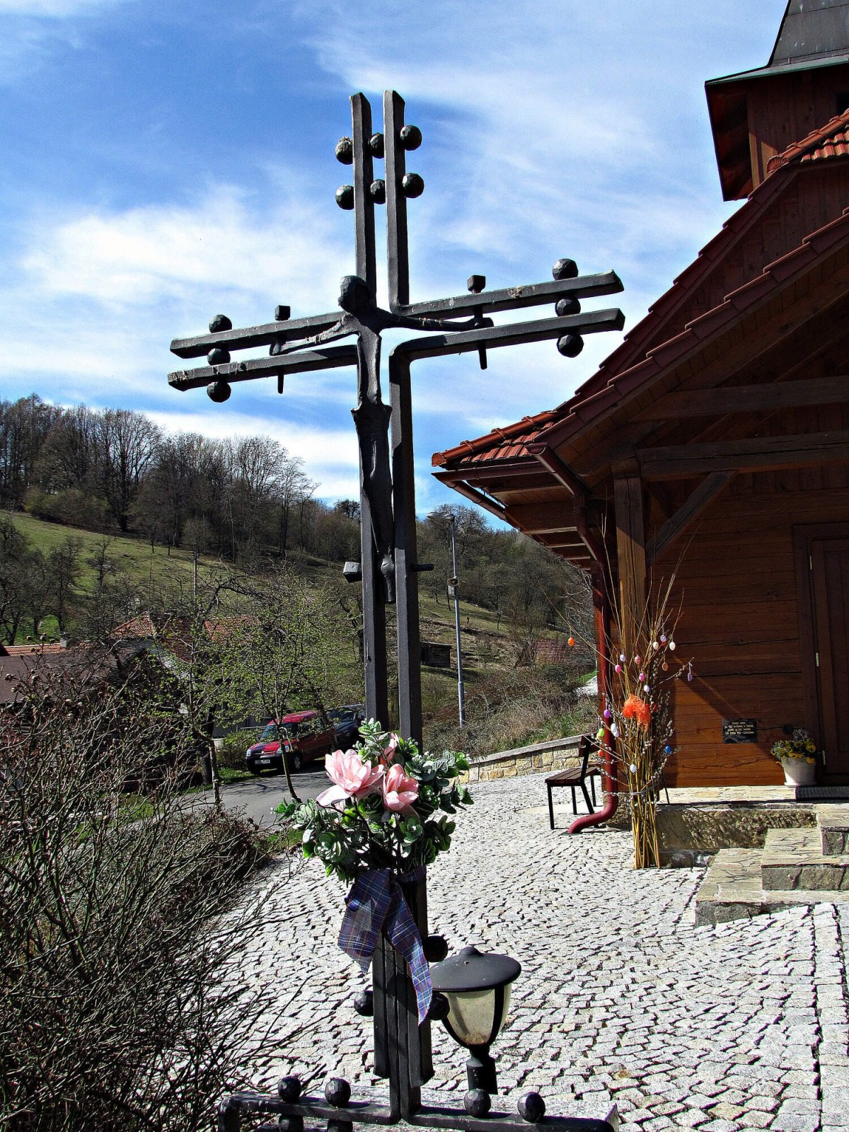 Kříž před kaplí sv.Zdislavy v Podhradí