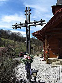 Kříž před kaplí sv.Zdislavy v Podhradí