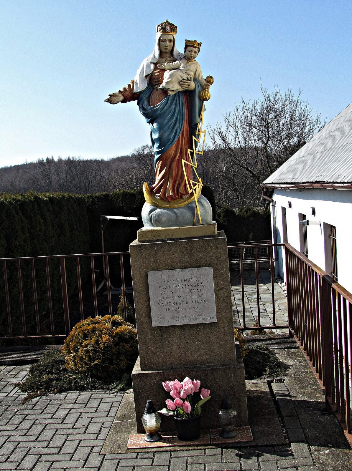 Blazické sochy Panny Marie Svatohostýnské