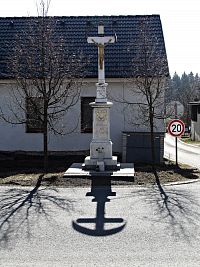 kříž ve středu vsi