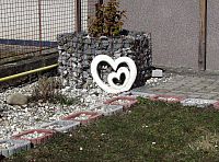 z výzdoby předzahrádek