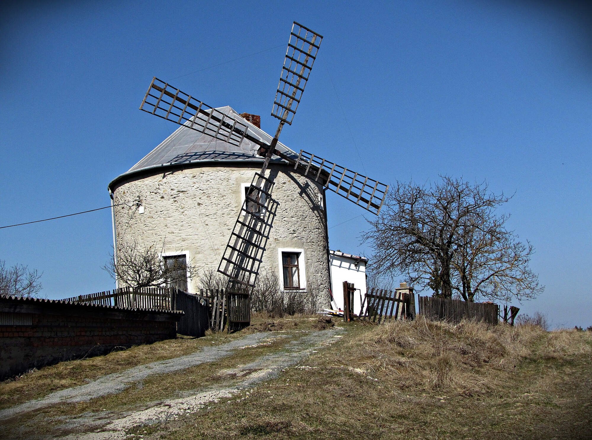 Suchdol, Jednov - drobné památky
