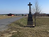 žulový kříž nad obcí