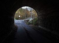 pod železniční tratí