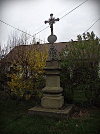 dva kamenné a litinové kříže