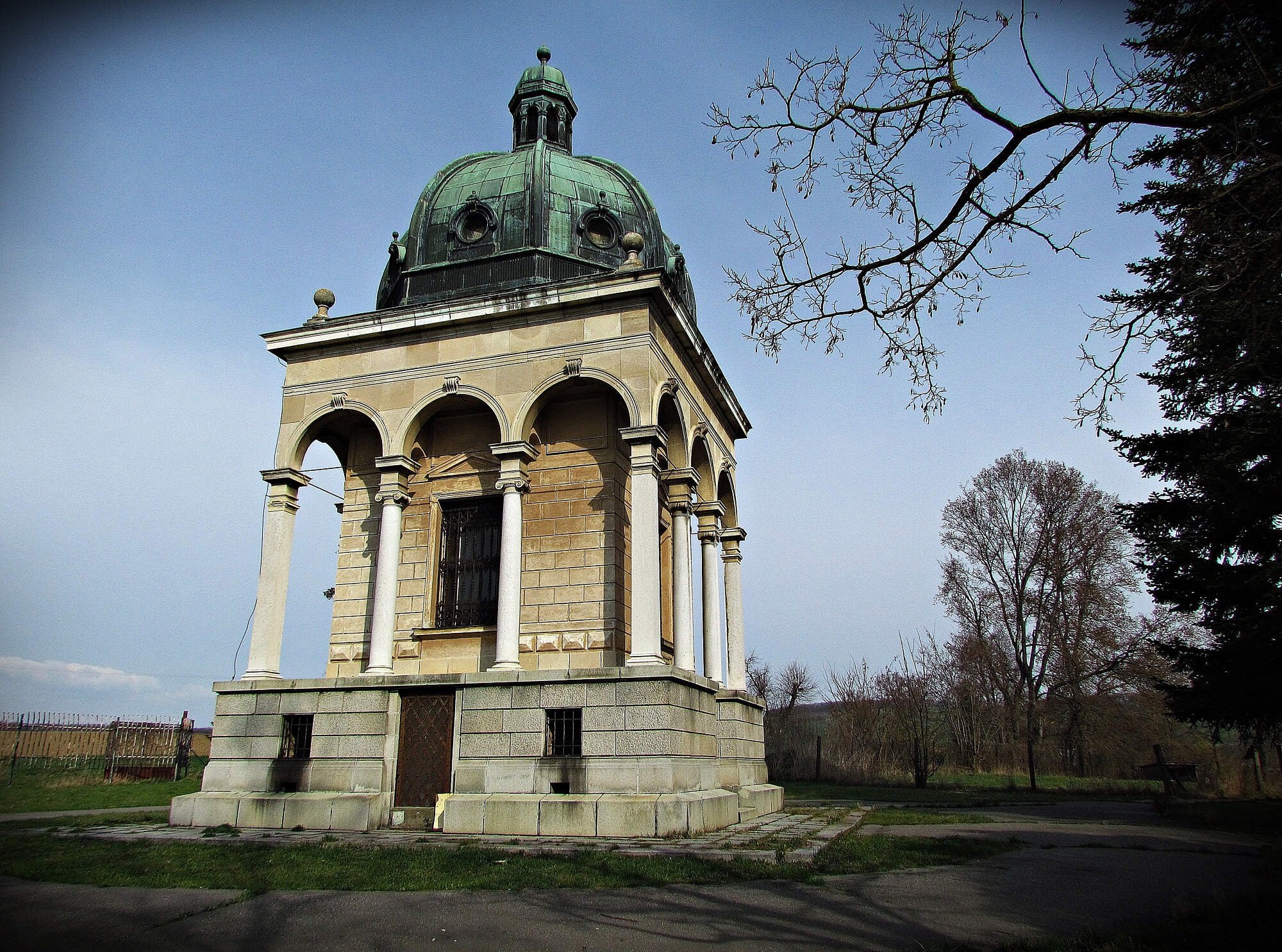 Zborovický zámecký park a krypta rodiny Friessů