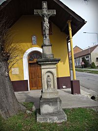 kříž před kaplí