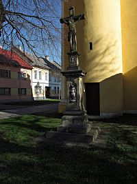 kříž u jižní strany kostela