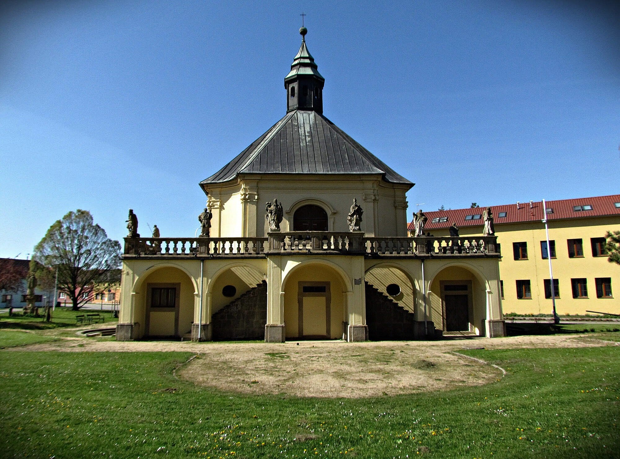 Mořice - socha sv.Jana Nepomuckého u kostela sv.Martina