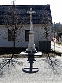 kříž ve středu obce