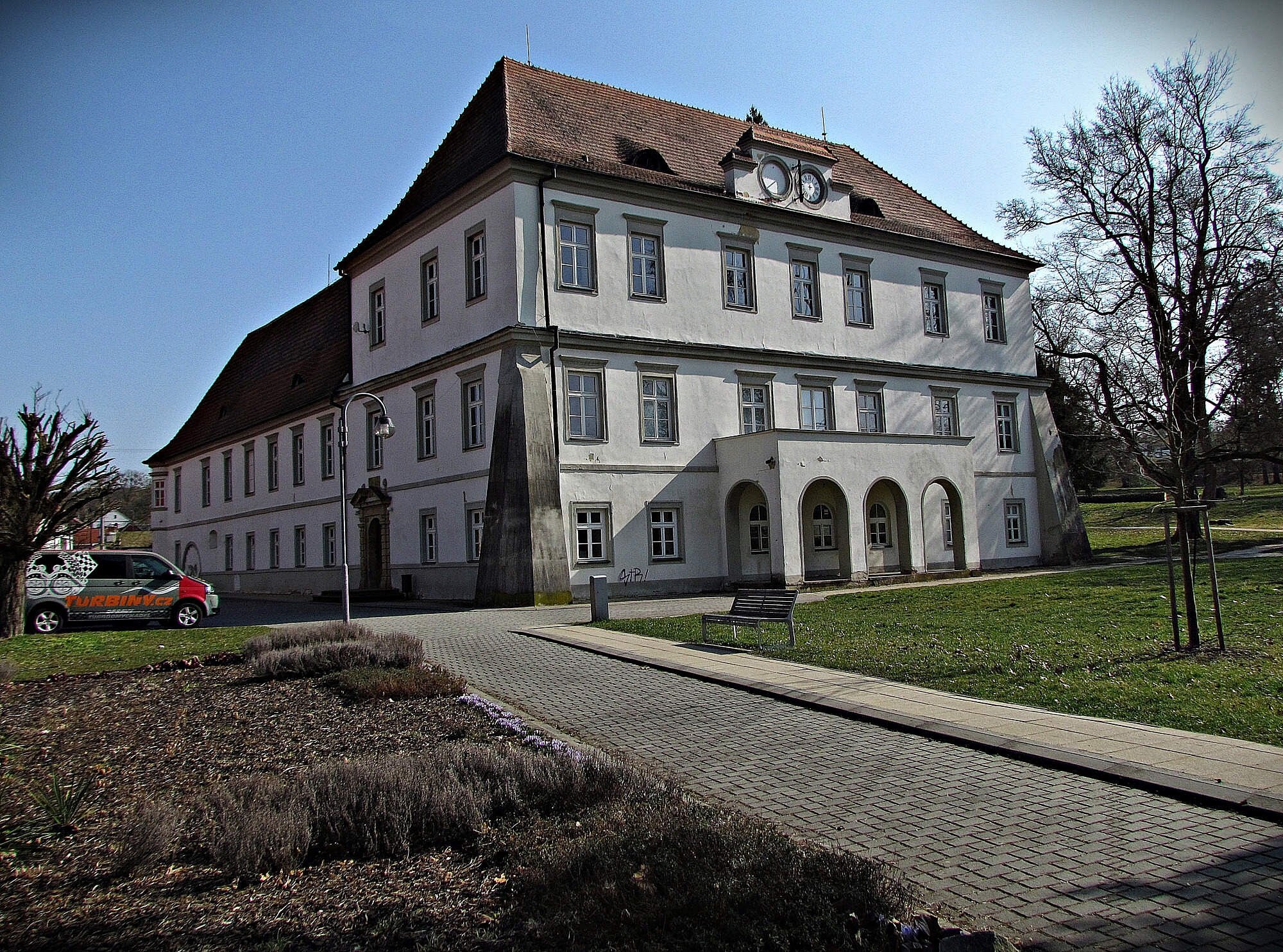 Od rybníka Hluboček do obce Březolupy