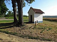 Halenkovice - kaplička a Obří židle na Hradské