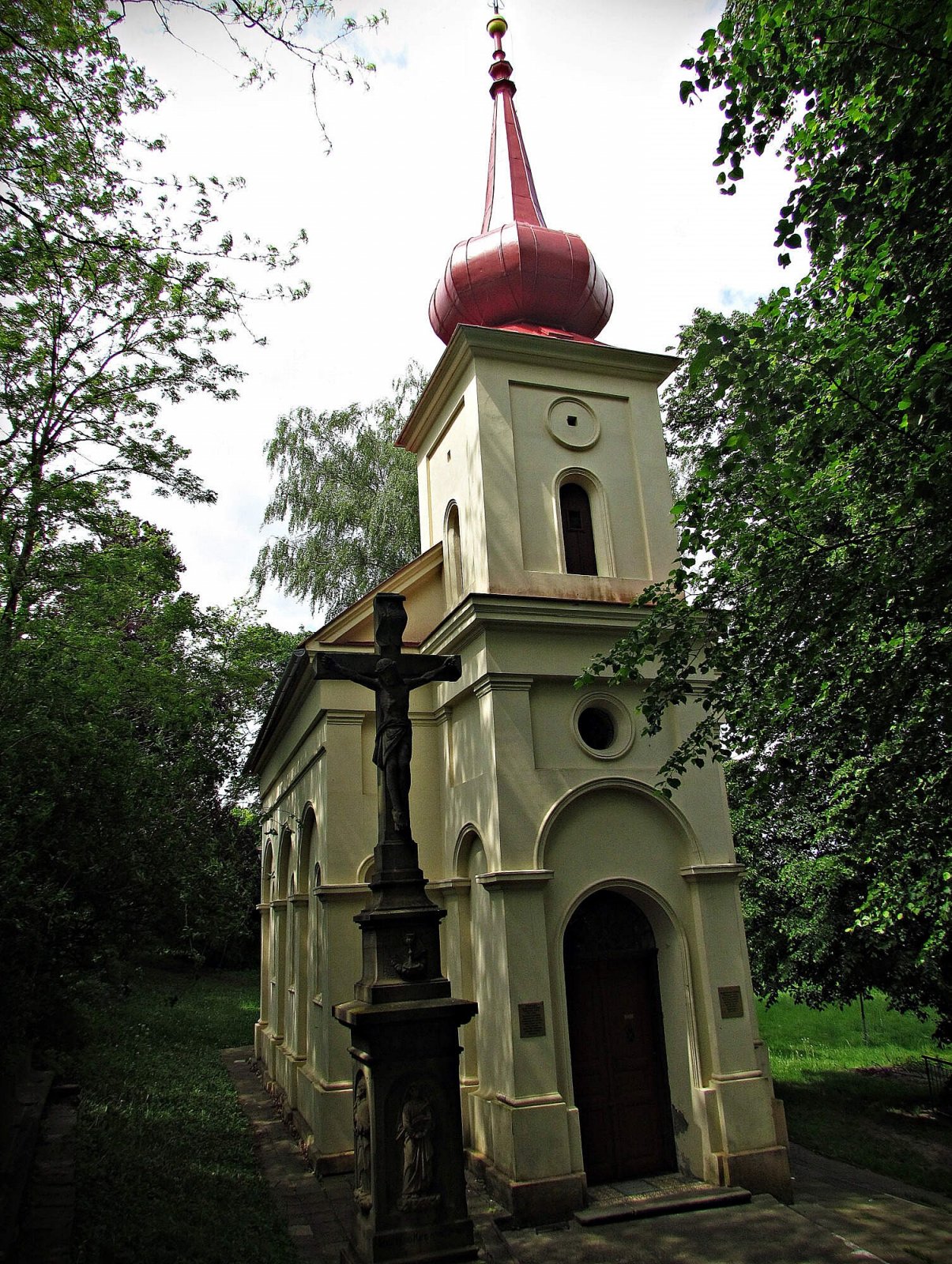 "Zázračná" studánka a kaple Panny Marie Pomož u Nezamyslic