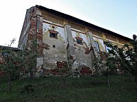 přes obec