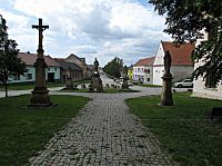 soubor soch světců před kostelem