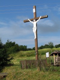 kříž nad posledními domy