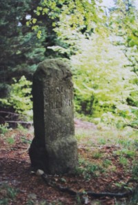 starý hraniční kámen na hřebeni