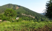 vrch Kopce s pseudokrasovými jeskyněmi a sesuvy
