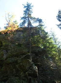 skalní hradba na úbočí Žárového vrchu