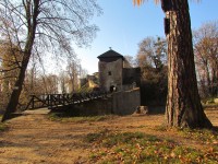 Za romantickou zříceninou hradu, skálami a rybníky do Lukova