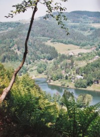 výhled na přehradu z hřebenu za Havrankou