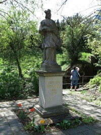 socha sv.Jana z Nepomuku a tulipány