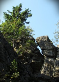 Devět skal - hlavní skalní hradby a vyhlídka