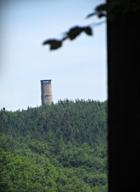 novodobá hradní věž na Brdu - na sv od Vlčáku