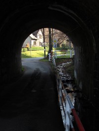 tunel pod železniční tratí