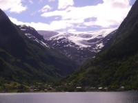 zasněžené vrcholky nad fjordy