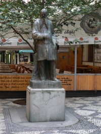 Praha 1 - Vodičkova 17 - pamětní deska a socha Josef Hlávka