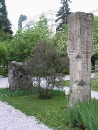 Národní muzeum Bosny a Hercegoviny - zahrada s náhrobky