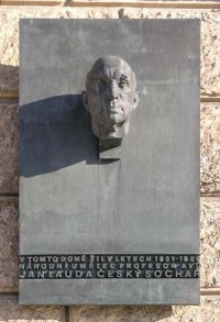 Salmovský palác - pamětní deska sochaře Jana Laudy na fasádě západního křídla