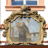 Dům Václava z Radče - barokní kartuše s vyobrazením svatého Jana Nepomuckého
