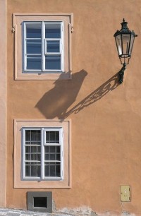Úvoz, detail fasády s okny a lampou (U Zeleného hroznu)