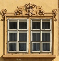 Barokní dvojité okno se šambránou