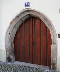 Jeden ze dvou dochovaných gotických portálů