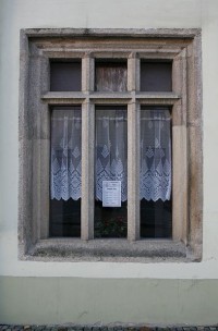 Dochované gotické trojdílné okno