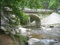 řeka a opravený most