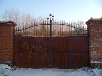 brána k rodnému domu V.F. Červeného