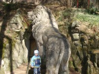 kamenný lev před vchodem do jeskyně