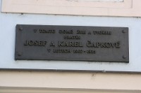 Praha, pamětní deska bratří Čapků na Malé Straně