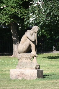 Praha, socha Sedící dívka od Jana Hány