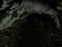 Jeskyně vede do nitra skály, denního světla ubývá