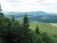 Malý kopeček vlevo se jmenuje Mniszek, největší hora vpravo Chełmiec 