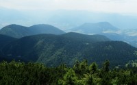 Pohled na jihozápad, vlevo vzadu se začíná zvedat Velká Fatra, vpravo vzadu je matně vidět Malá Fatra