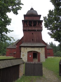 Příchod do kostela, zvonice